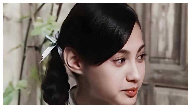 在事业成功的背后,杨雪意外怀孕,面临着家庭与事业的选择.