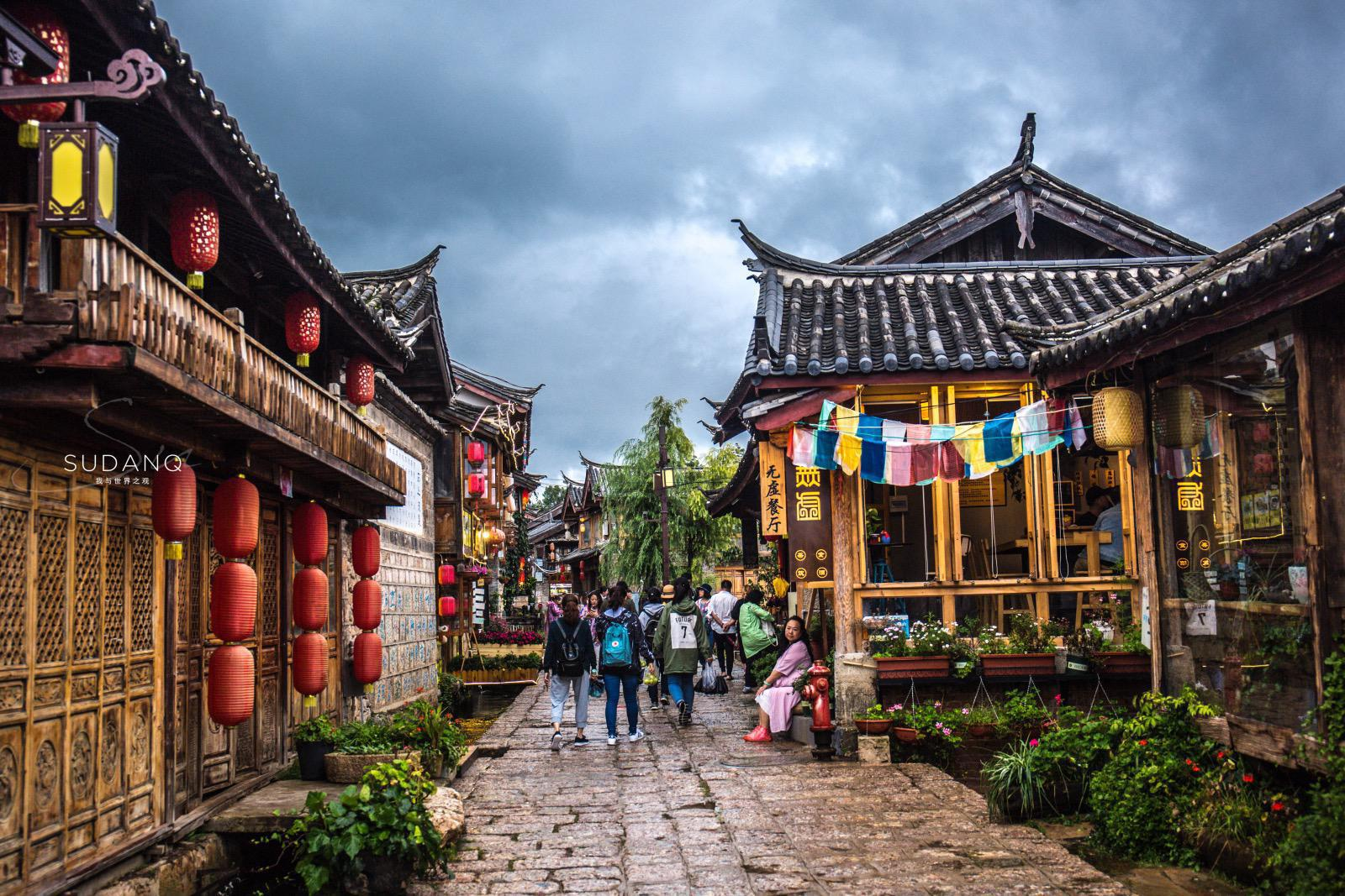 进入丽江市区先打卡玉龙雪山,坐雪山大索道上去4000 海拔的雪山,记得