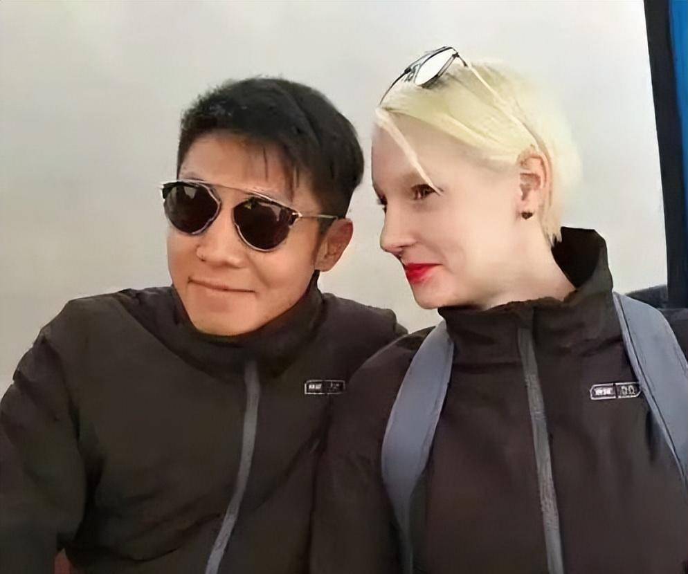 撒贝宁武汉过年:妻子李白特时尚,妹妹撒贝娜含蓄,龙凤胎太呆萌_家庭