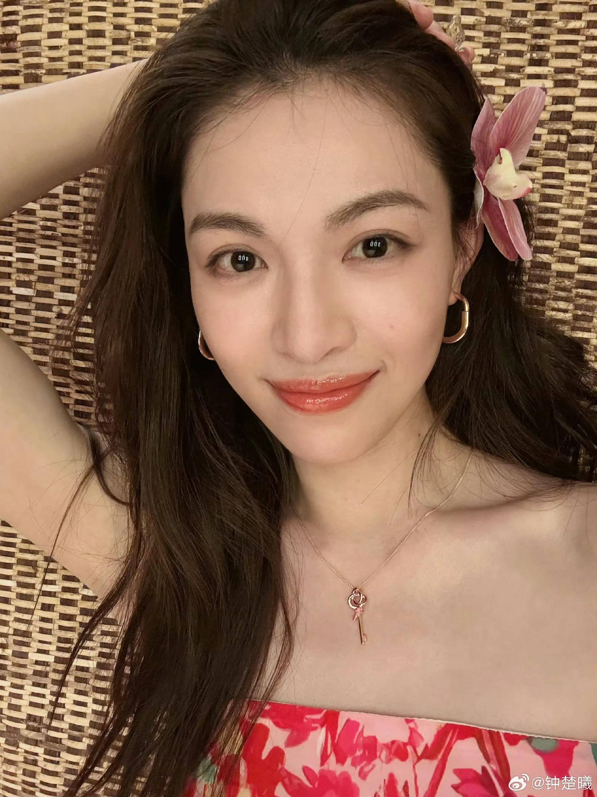 钟楚曦侯雯元旅游对比!