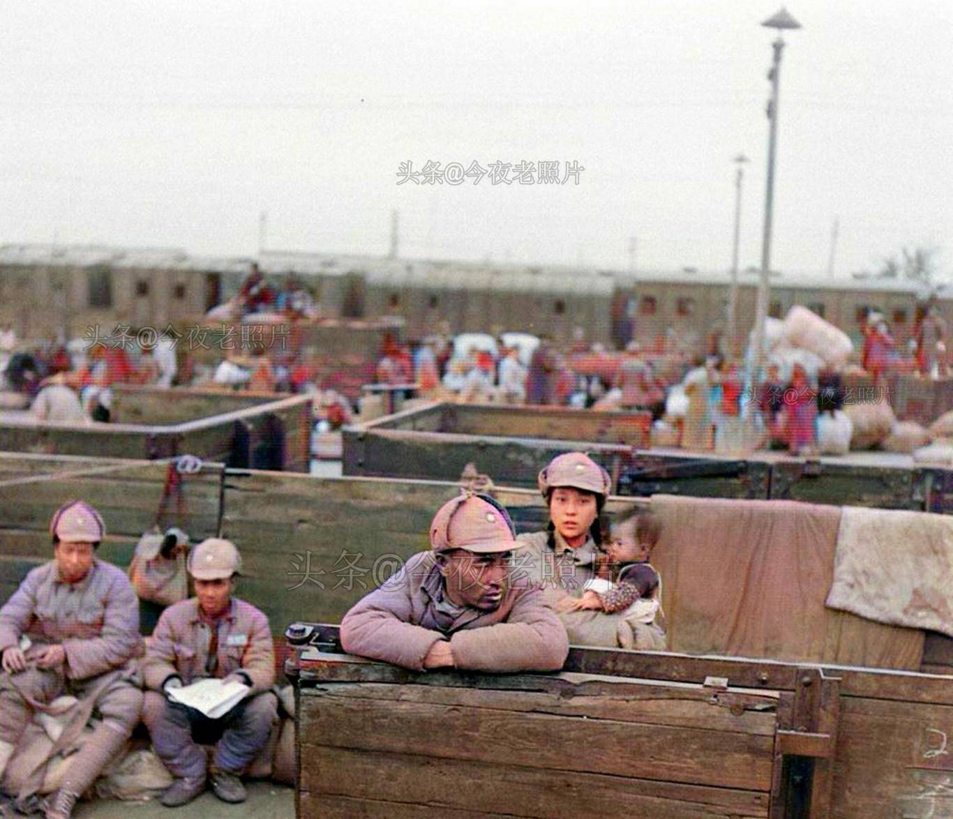 33张颠覆想象的照片,英国女兵炫耀腿上纹身,法军给德军女友剃头_列宁