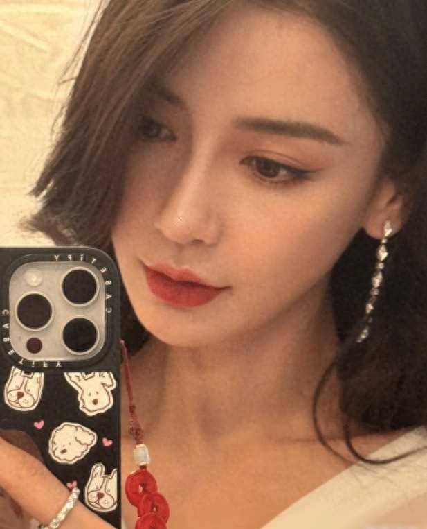 杨颖出席国外小活动,多平台宣传试水复出,掉发严重狂遮发际线_问题