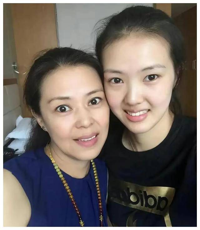 张常宁幸福迎新春,才华女神受追捧,晒出温馨时刻_中国女排_父亲_吴冠
