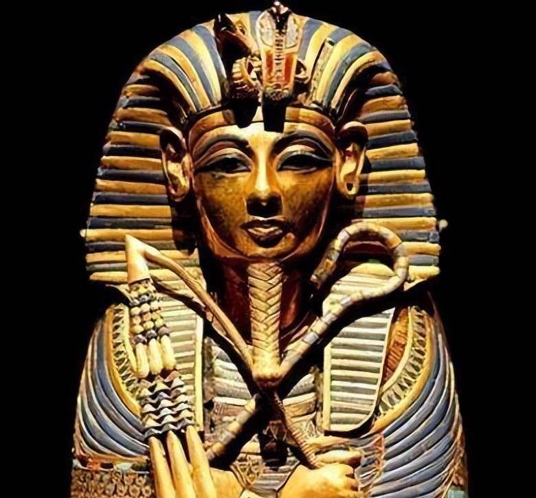 的象征,当时蛇的地位就比较高,比如古埃及法老的面具上会有一个眼镜蛇