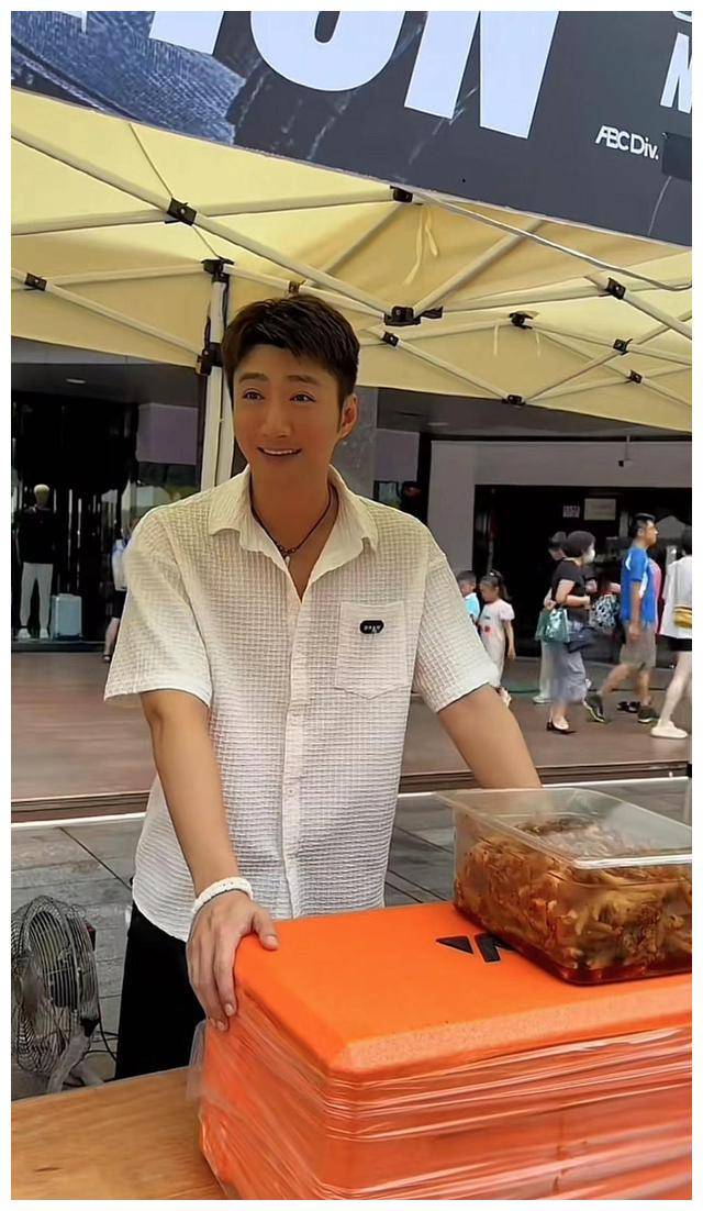 39岁tvb男星定居内地9年,穿88元衣摆地摊卖鸡爪,购2套房已秘婚_蔡淇俊