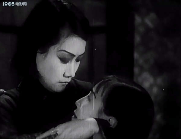 18岁出道,首演繁漪,因拍戏怀孕遭男友抛弃,53岁含恨