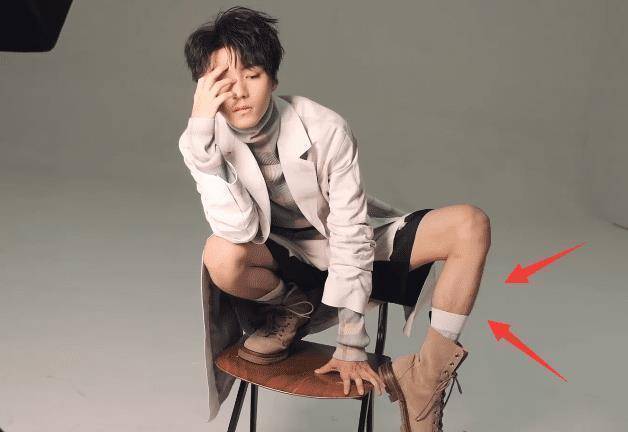 王俊凯梳"鸟窝头"拍大片,发量浓密厚实,脚踝超细还有很多腿毛_镜头