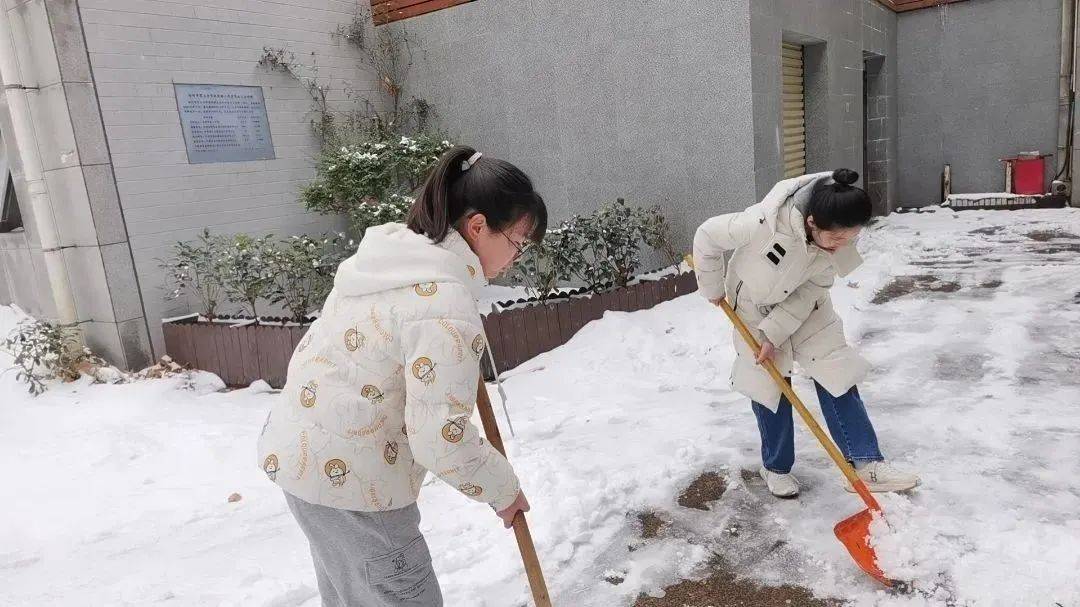 中学生扫雪照片图片