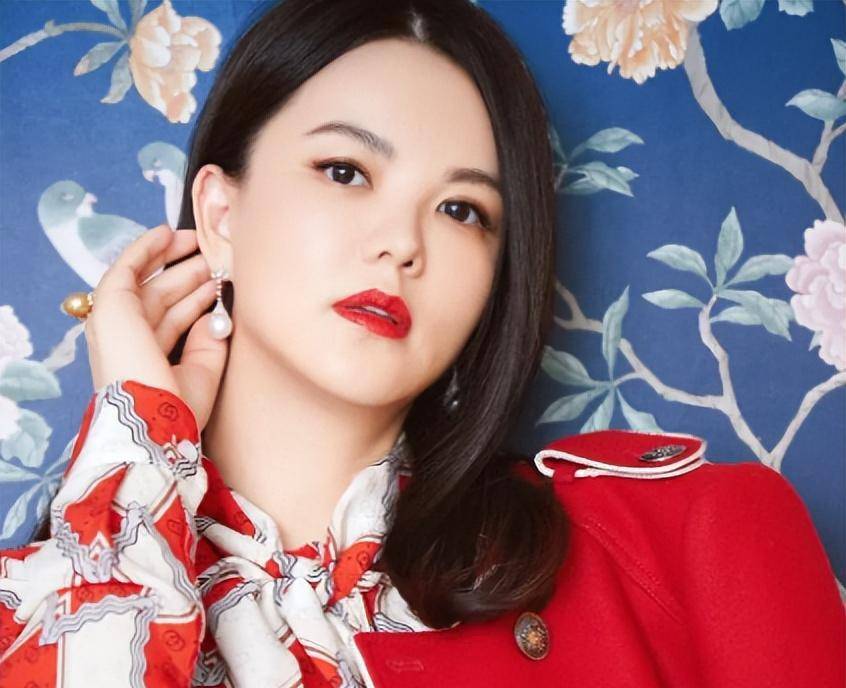 李湘炫耀家中鲜花,意外暴露男人胳膊,网友怀疑不是王岳伦的!