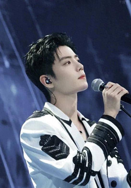 肖战的音乐作品巜光点》成功入选2024年吉尼斯纪录荣誉,成为传奇_音乐