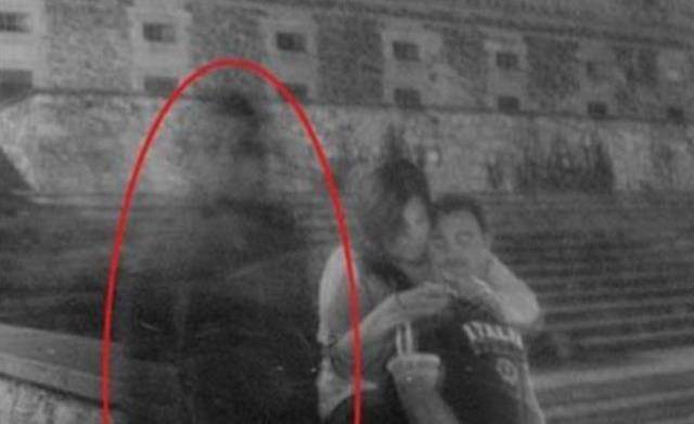 阿尔及利亚有一神秘女人,照相却留不下影像,仅仅出现一团黑影_利马