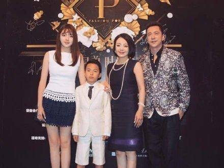 华谊千金王文也恋爱了?社交软件上晒鲜花!