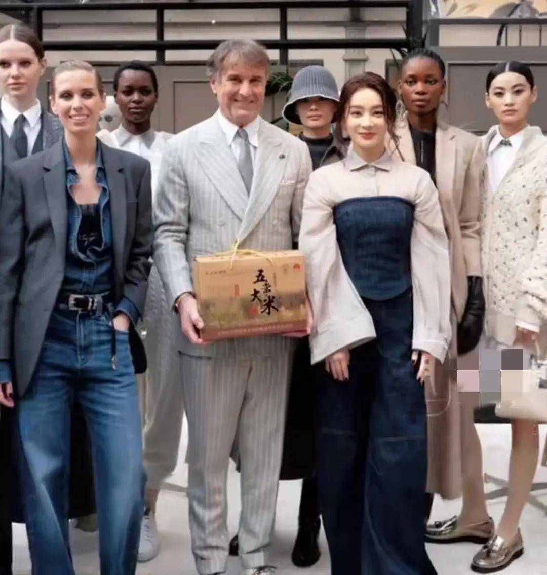 也非常的高兴,双手捧着五常大米,十分热情的和袁姗姗聊天,后面合影的