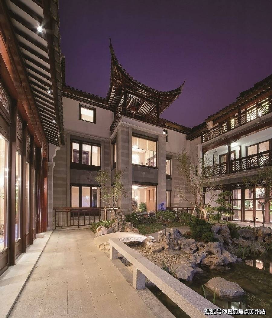 的围合了园内景观,屏蔽行人视线;南侧围墙略低,在视线上联通拙政园,更