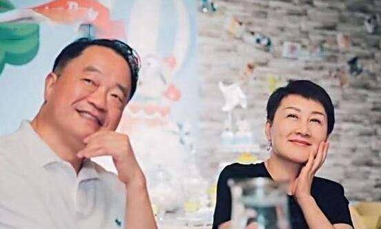 张凯丽:奔赴深圳追爱,婚后和婆婆同住23年,丈夫女儿成事业推手_张建全