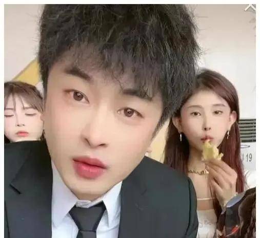 网红辛巴vs董宇辉:虚伪与真实的较量!谁将成为粉丝心中的胜者?