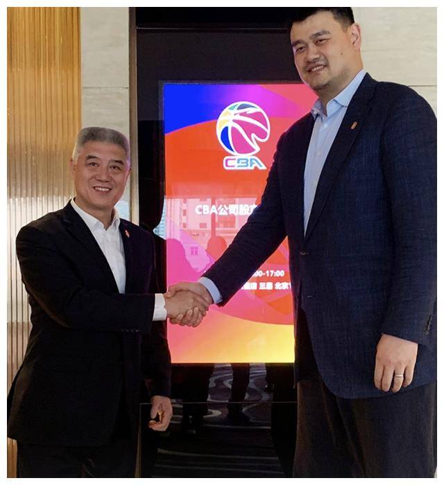 姚明面临难题,粤媒质疑cba掐喉,球迷怒火难消,三大媒体质询.