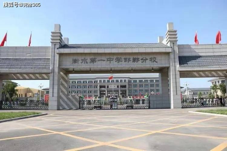 河北邯郸女老师和男学生在教室内接吻?