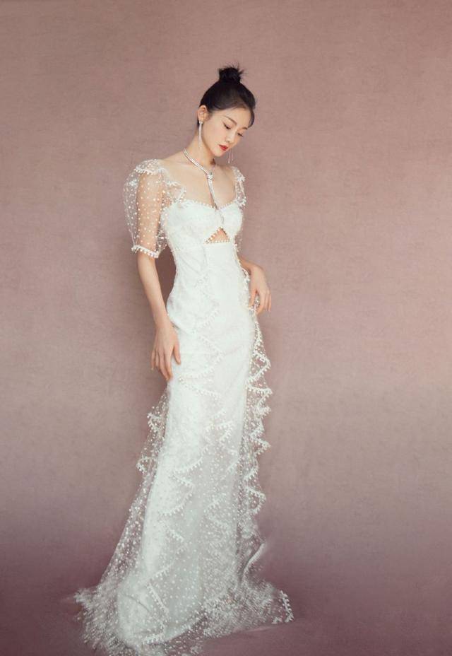 老婆苗苗穿深v大秀身材,绝美气质太高级_礼服_女生_气息