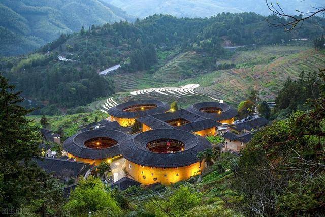 咸阳这个千年村落,房屋全在地底下,冬暖夏凉,建了地坑窑农家乐_因为