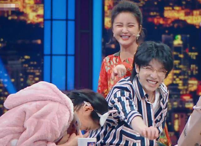 关晓彤捣乱华晨宇抽牌,谁注意花花说了啥?节目组赶紧7字救场!