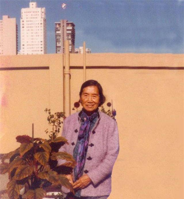 谢冰莹一生坎坷,两度从军,三次入狱,四次逃婚,晚年死在国外_萧明_时候