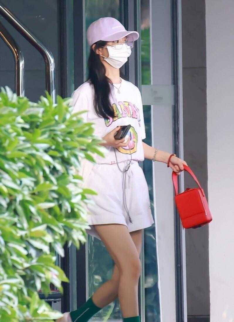 赵丽颖走出离婚阴霾,t恤配短裤洋气得像小姑娘,状态回来了_色彩_方式