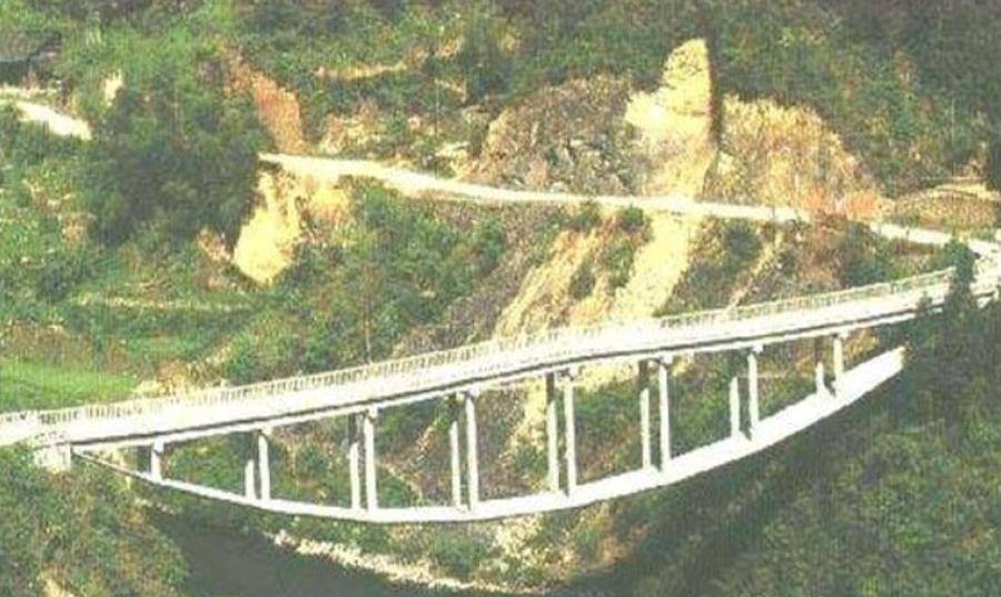 因为常见的桥都不是这样修建的,似这般倒悬式的桥梁,还真是罕见的很