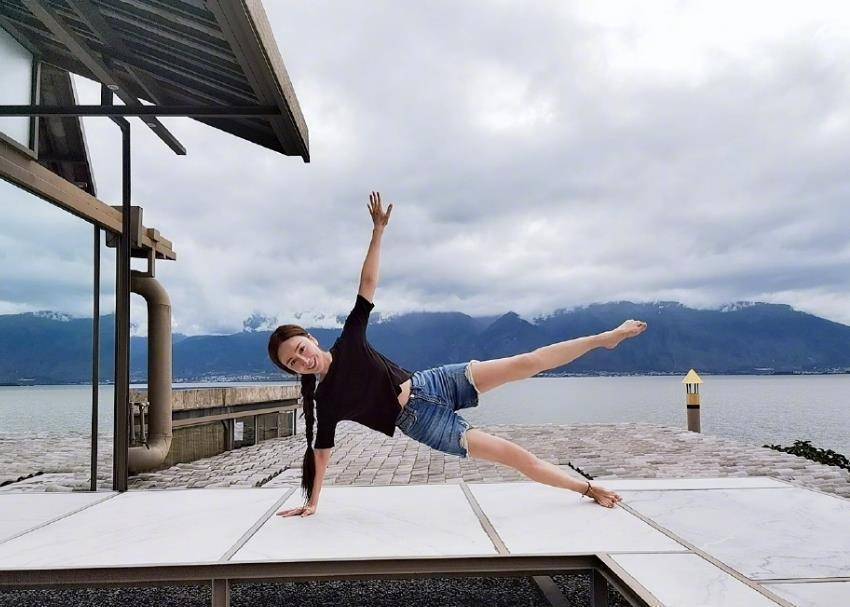 娄艺潇担心助理没开美颜,突然凑到镜头前健身,场面一度心脏暴击_身材