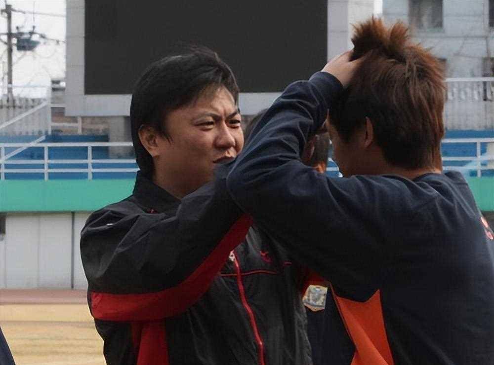 足坛球霸"魏大侠":为救队友挨17刀,娶羽坛女神为妻生活幸福_魏群_故事