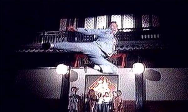 李小龙弹跳能力一般,那他在电影中著名的凌空飞踢,是如何实现的_邹文