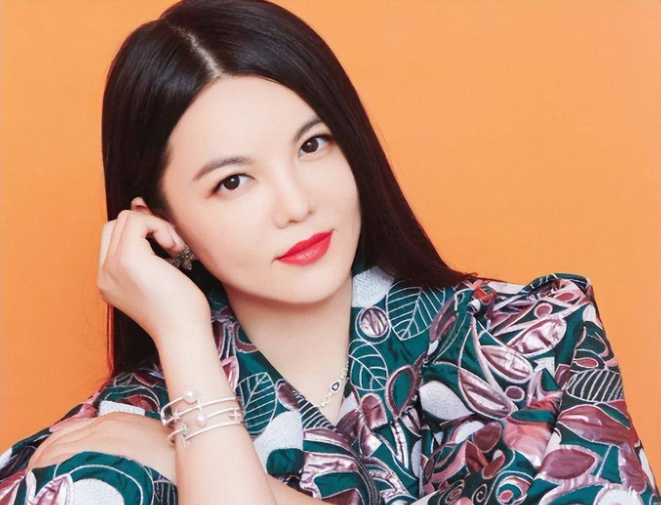 李湘炫耀家中鲜花,意外暴露男人胳膊,网友怀疑不是王岳伦的!