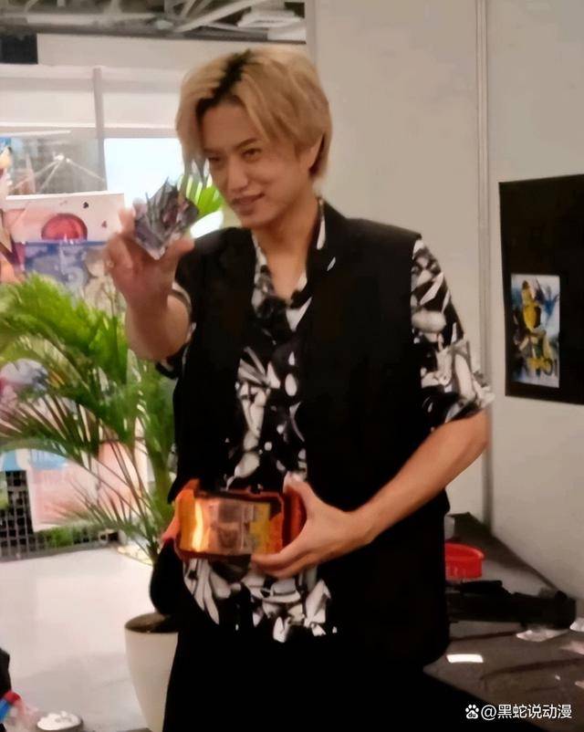 假面骑士:井上正大把玩歌查德腰带 和豪快红演员再次展开互动_经典