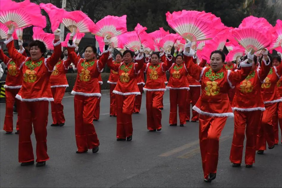 炮台烟雾夜花响,姿势繁星春水消.十五泗洪红色美,三千靠近黑光桥.