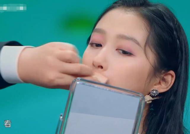 关晓彤被沈腾"直男式卸妆",看到效果,终于明白鹿晗的审美!