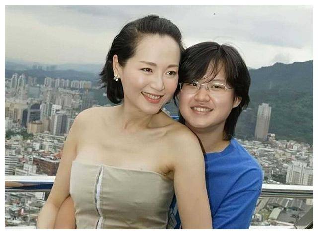66岁恬妞头号皮肤保养秘诀,两段婚姻失败女儿变同性恋.