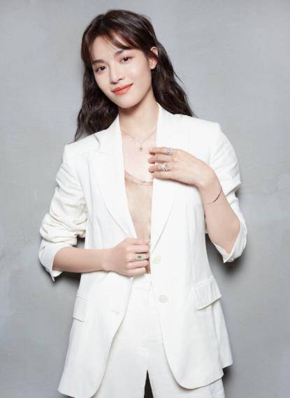 曾被冯小刚成龙所捧红,年轻轻轻,却被网友称为:最美女鬼_钟楚曦_成功