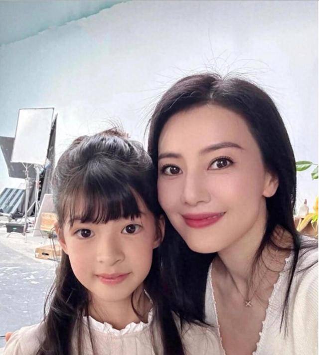 高圆圆台北度假,"母女同框"超养眼,rhea颜值成为焦点