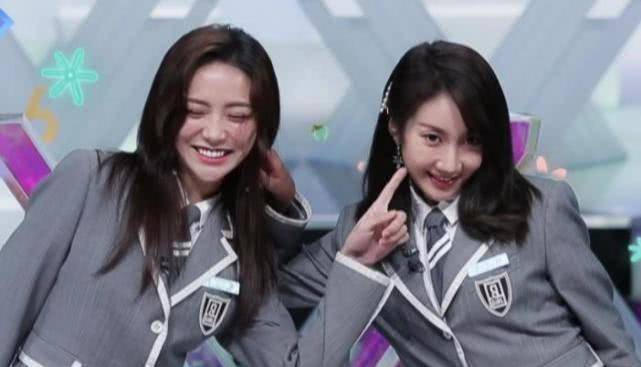 谢可寅笑场趴乃万肩膀上,谁注意乃万怎么回应?