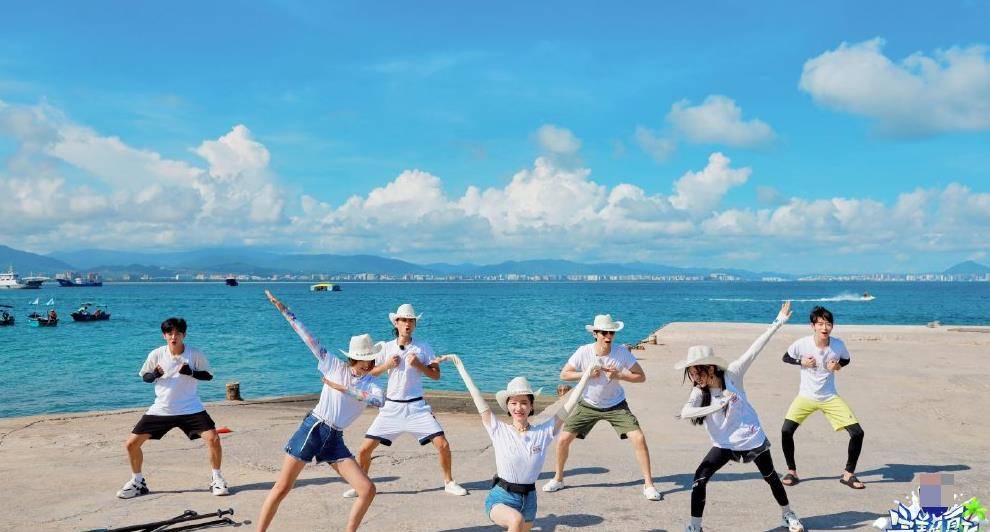 "怪力少女"吴宣仪上线,与金子涵比拼掰手腕,手臂细力量却不小_时候