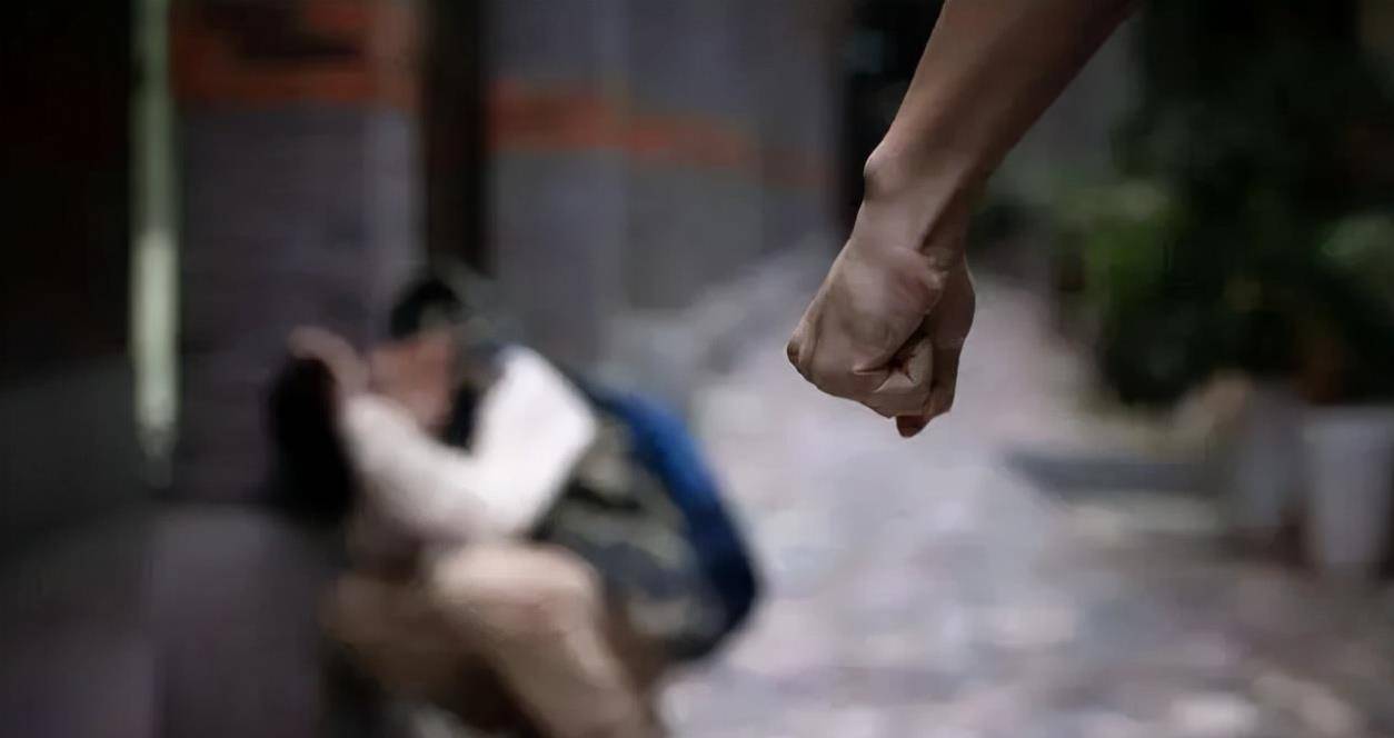 2020年,刺死校园霸凌者的陈泗翰出狱,出狱前提出