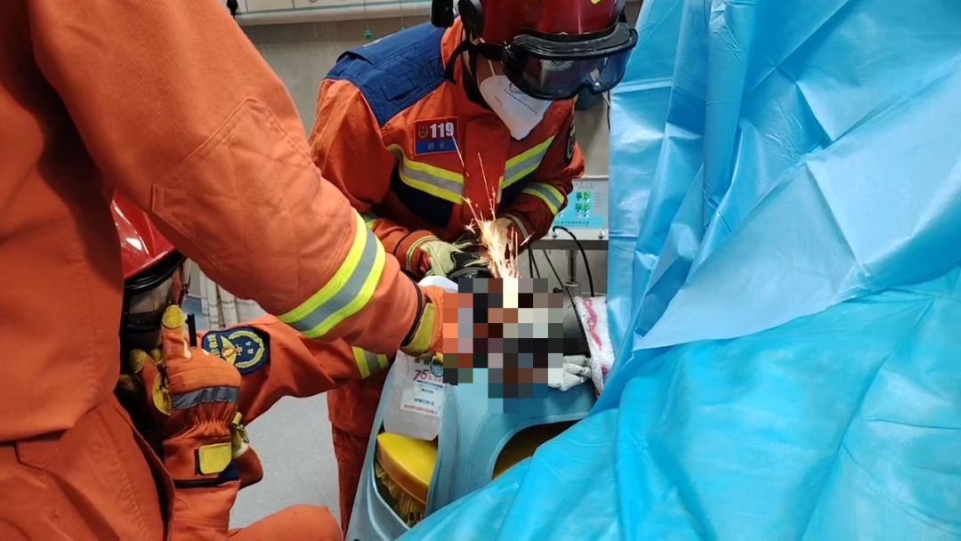 男子手卡绞肉机,遵义消防紧急营救!_救援_习水县_进行