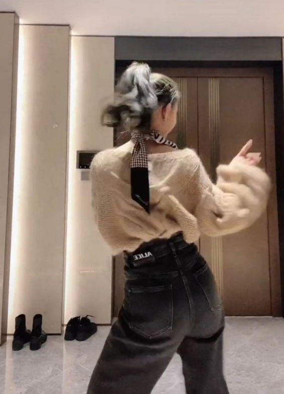 李小萌二胎后带火了跳舞穿搭:"毛衣 高腰裤 丝巾",时髦又洋气_时尚