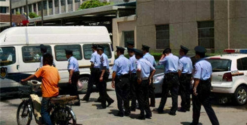 12年前,27岁小伙因一辆单车,闯进警局连杀6人,被捕后一脸得意_杨佳