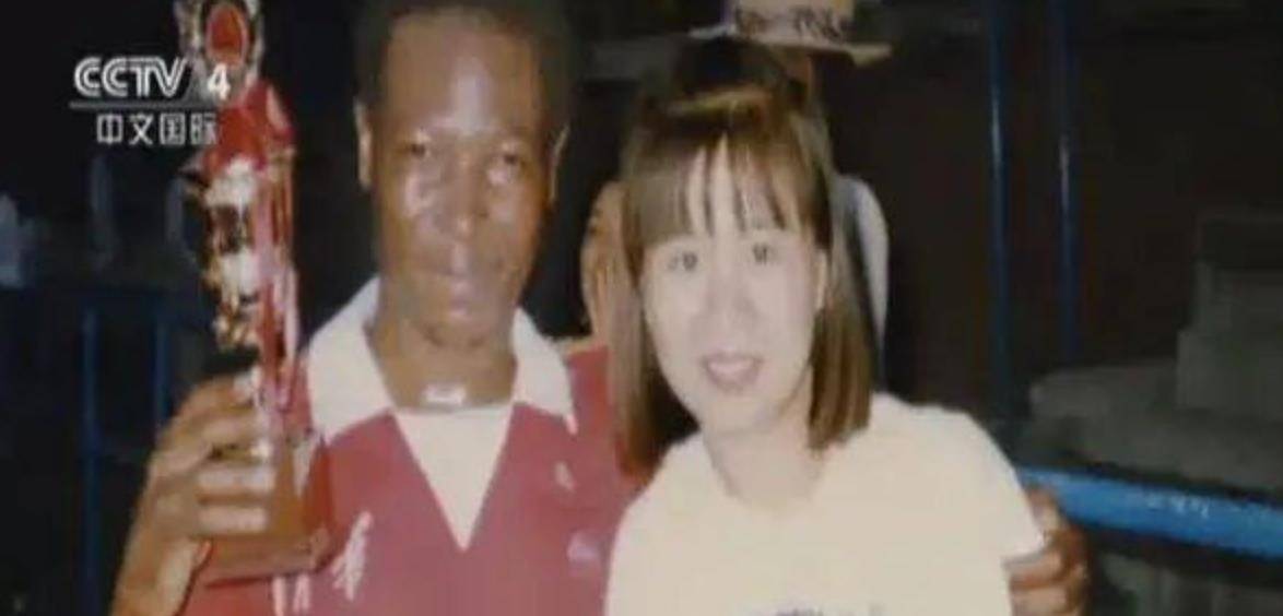 26年后昔日同学差点认不出她_王丽红_苏玛_黑人