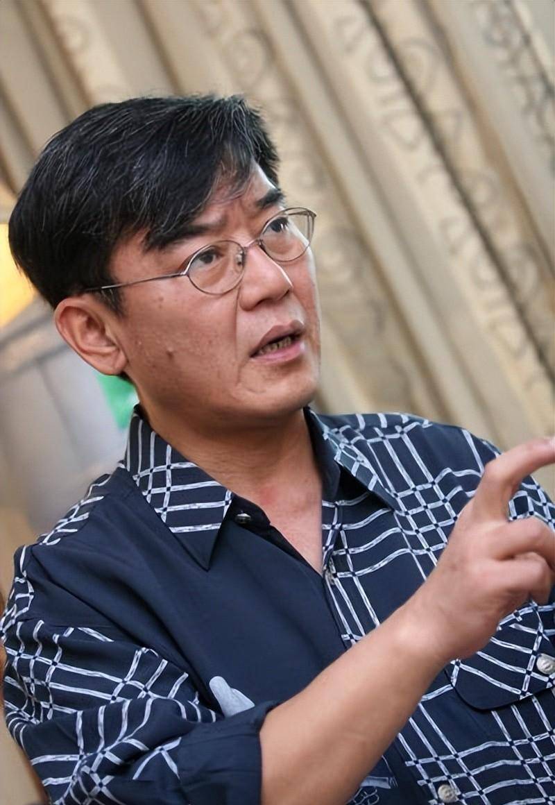 李元元:父亲是演员李立群,前途一片光明,因初恋是男子备受争议