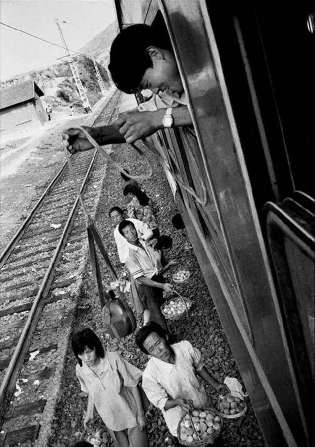 宋莲萍情急之下来不及选择,将两个箱子踹下列车,自己也跳下火车.