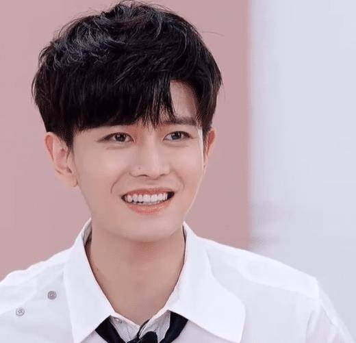 任嘉伦亮相活动,打扮清爽看不出32岁,皮肤又白又细腻,羡慕了_观众