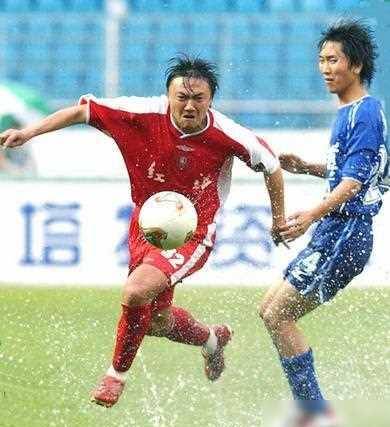 足坛球霸"魏大侠":为救队友挨17刀,娶羽坛女神为妻生活幸福_魏群_故事