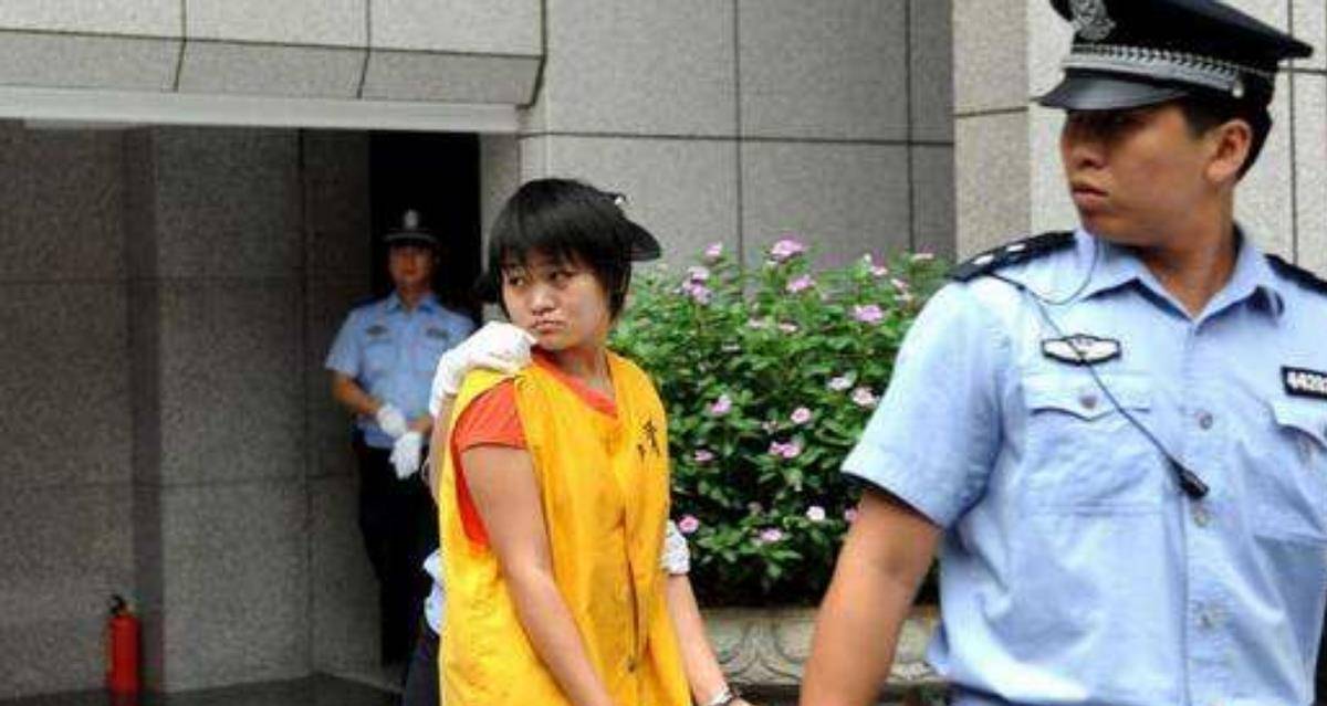 齐萍萍勒死父母后淡定共处4天,直言:他们总说不想活了_运喜_女孩_恶臭